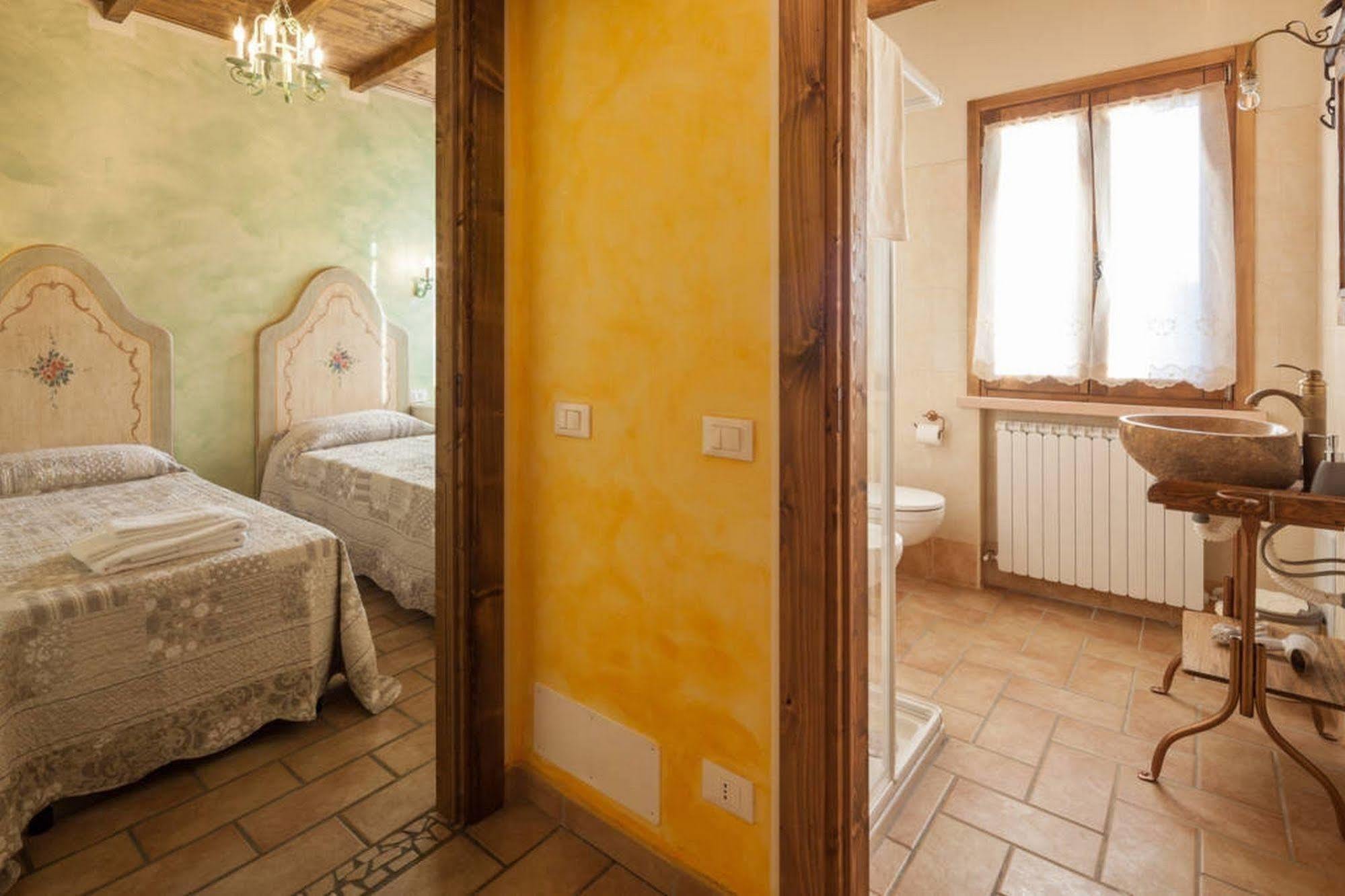 La Casa Delle Rondini Bed and Breakfast Roncoferraro Buitenkant foto